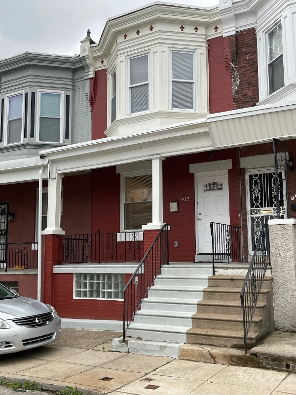 Building Photo - 902 S Yewdall St