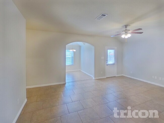 Foto del edificio - 8405 Weeping Cherry Ln