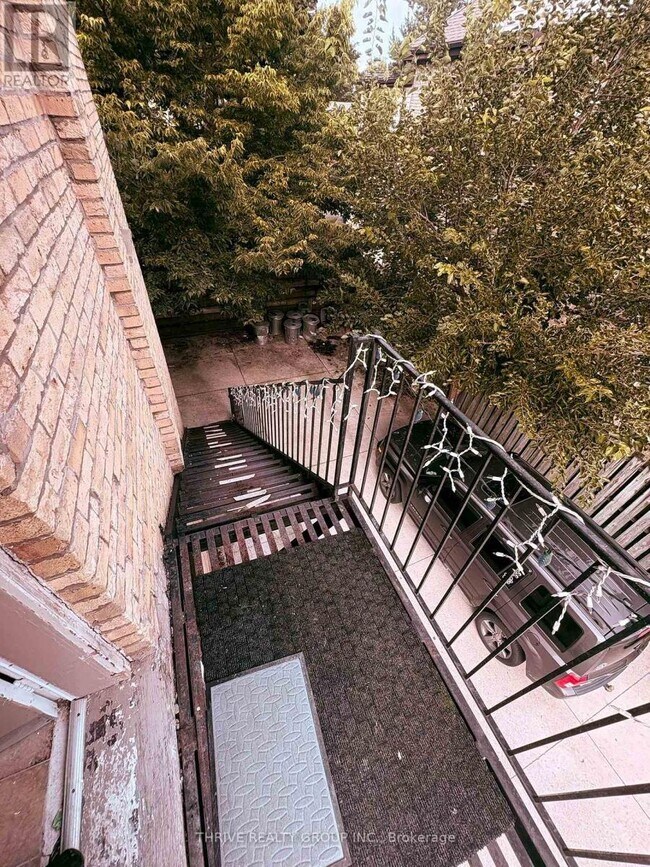 Photo du bâtiment - 466 Dufferin Ave