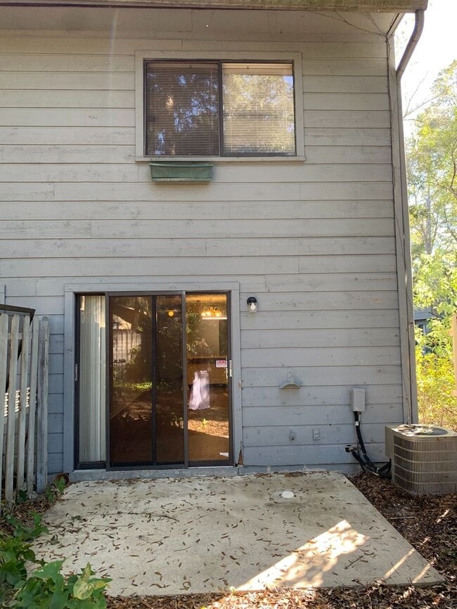 Building Photo - End unit in Tiffany, Look! SubLease
