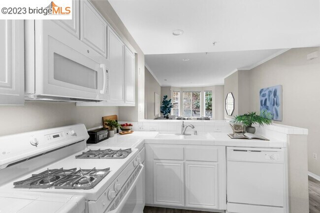 Foto del edificio - 220 Caldecott Ln