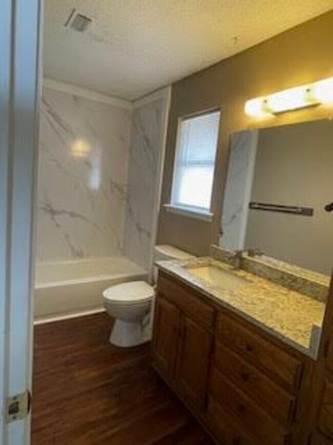 Building Photo - 2/2 Large 1200 Sq Ft Duplex with Garage and Large Backyard