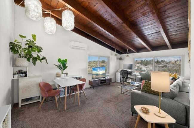 Foto del edificio - Spacious Remodeled Home with Separate Apar...