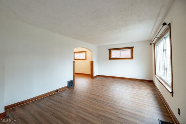 Foto del edificio - 6310 Hampstead Ave