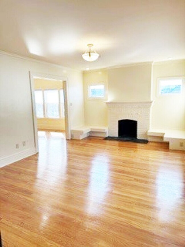 Building Photo - 405-407 Roosevelt Ave