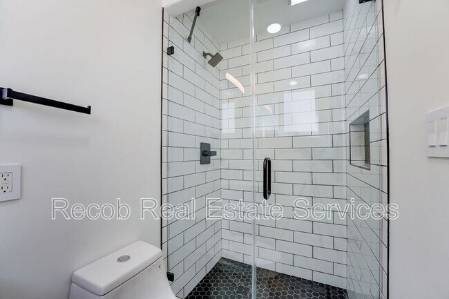 Foto del edificio - 3663-3673 Budd Street