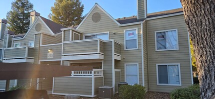 Building Photo - 215 Reflections Dr