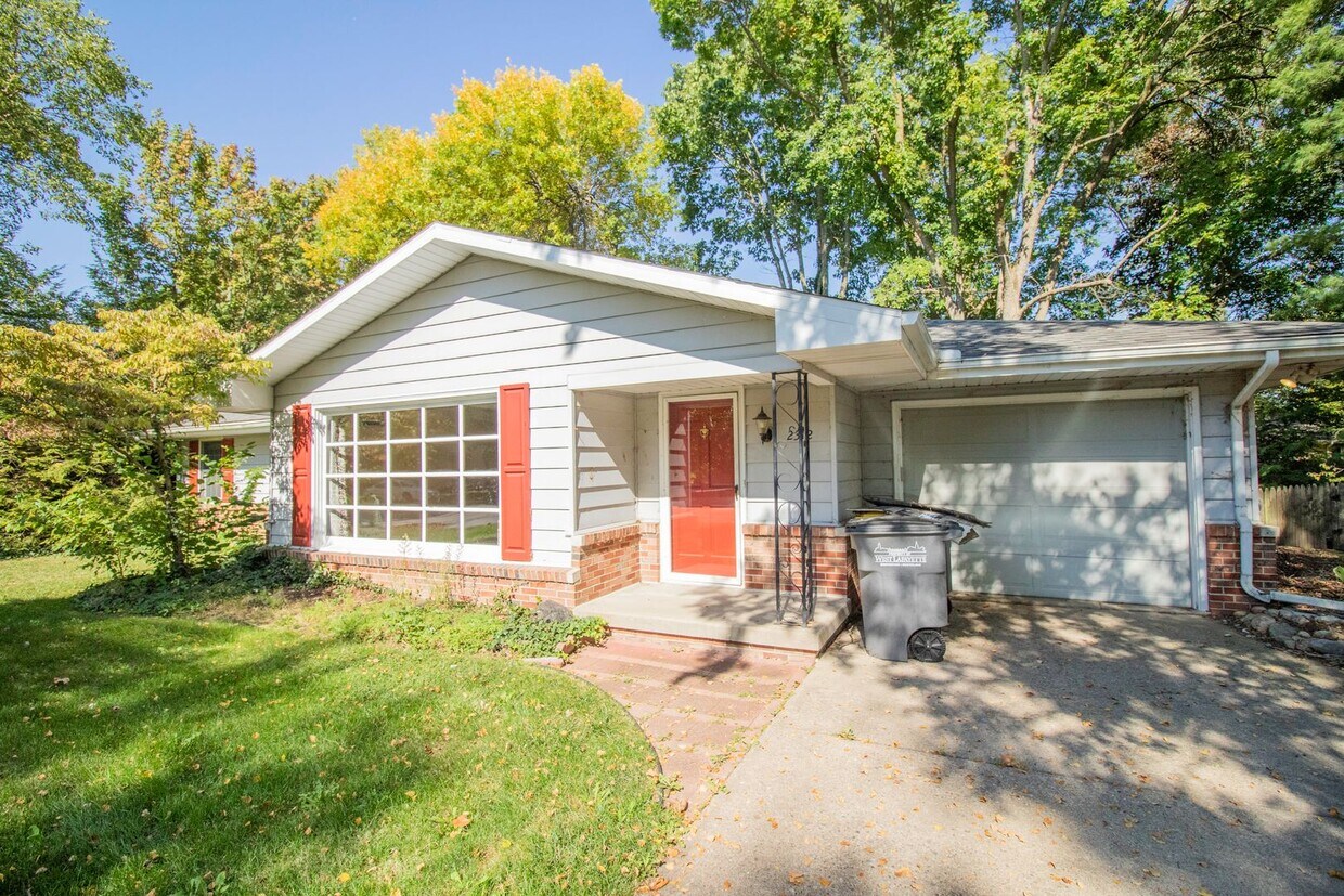 Primary Photo - LARGE 4 BR HOME IN CONVENIENT LOCATION