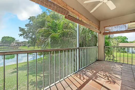 Foto del edificio - 8527 Old Country Manor