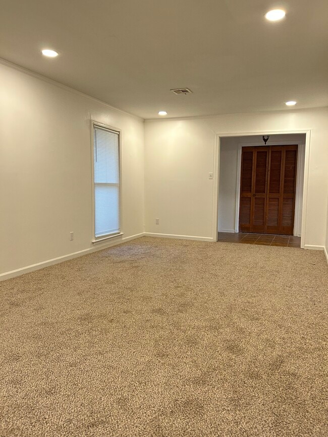 Living room - 3737 Hunting Creek Rd