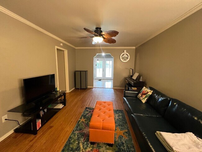 Building Photo - VERY CLEAN, WELL MAINTAINED HOME IN SOUTH ...