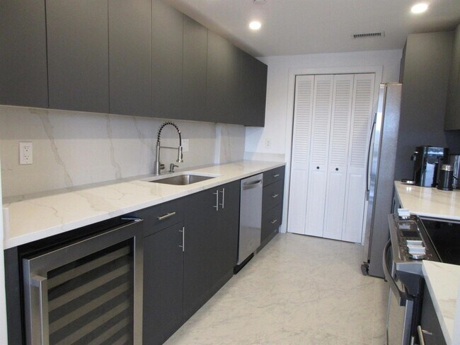 Foto del edificio - 859 Jeffery St