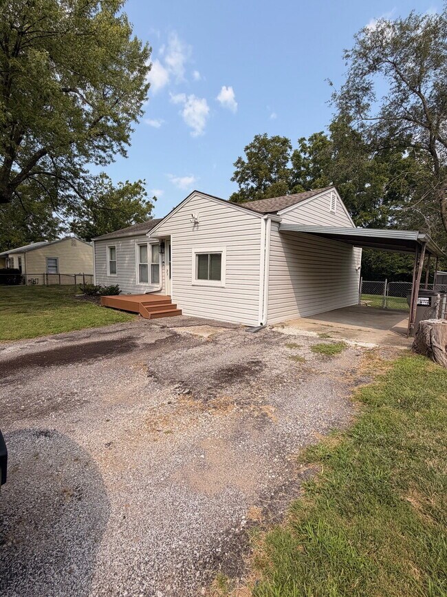 Building Photo - Charming 3-Bedroom  1-bath Kansas City Home with Beautiful Hardwood Floors!
