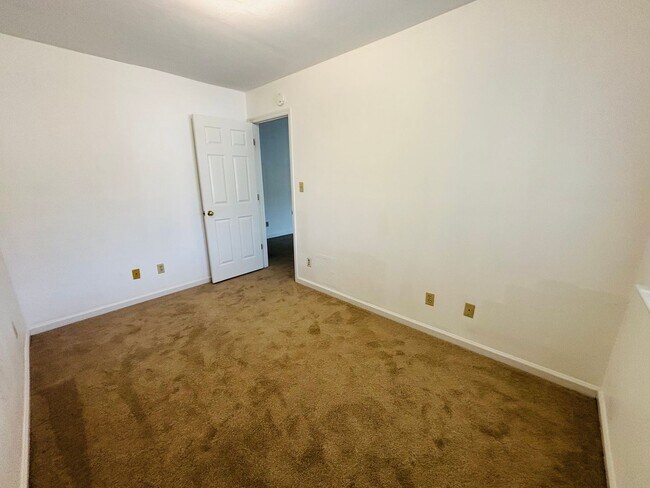 Foto del edificio - 4 bedroom 2 bath Third Floor Condo (rented...