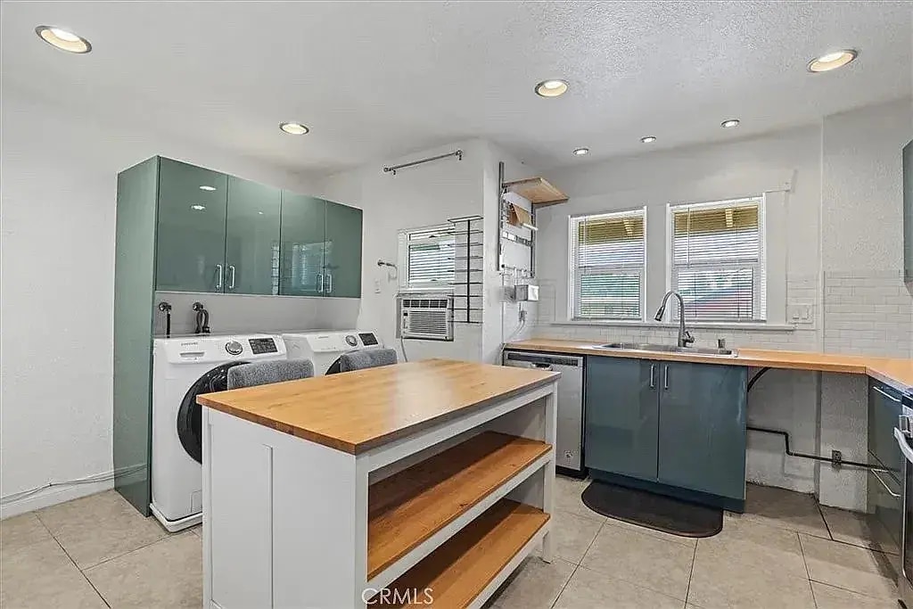 kitchen with washer and dryer - 418 E 14th St