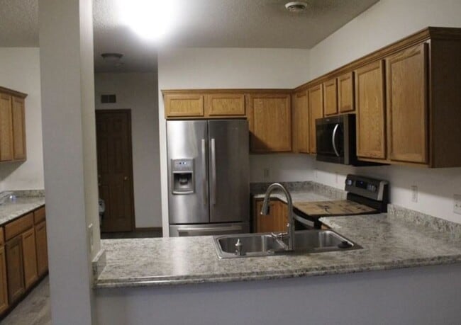 Building Photo - End Unit Townhome *3Bed/2.5 Bath*3 Season Porch! Available 10/1.