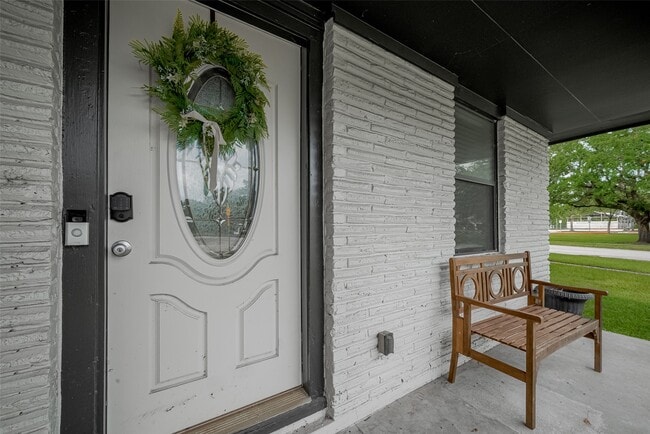 Building Photo - 8057 Ridgeview Dr
