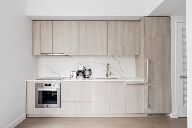 Building Photo - 200 E 23rd St