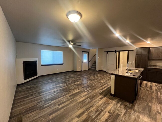 Building Photo - 3 Bed 2.5 Bath with double attached garage...