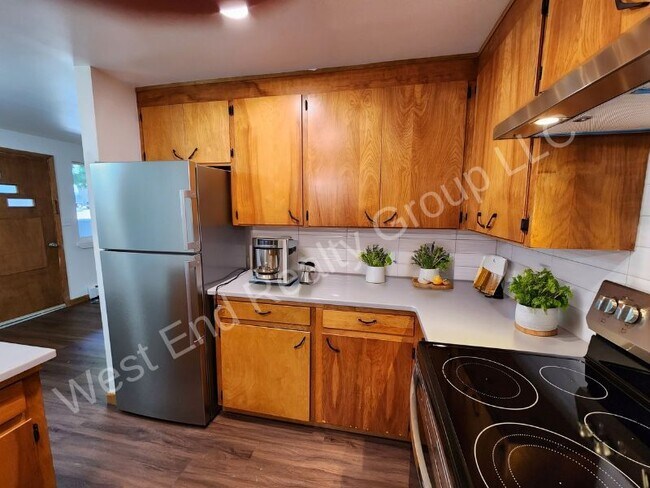 Foto del edificio - 348 W 5th St