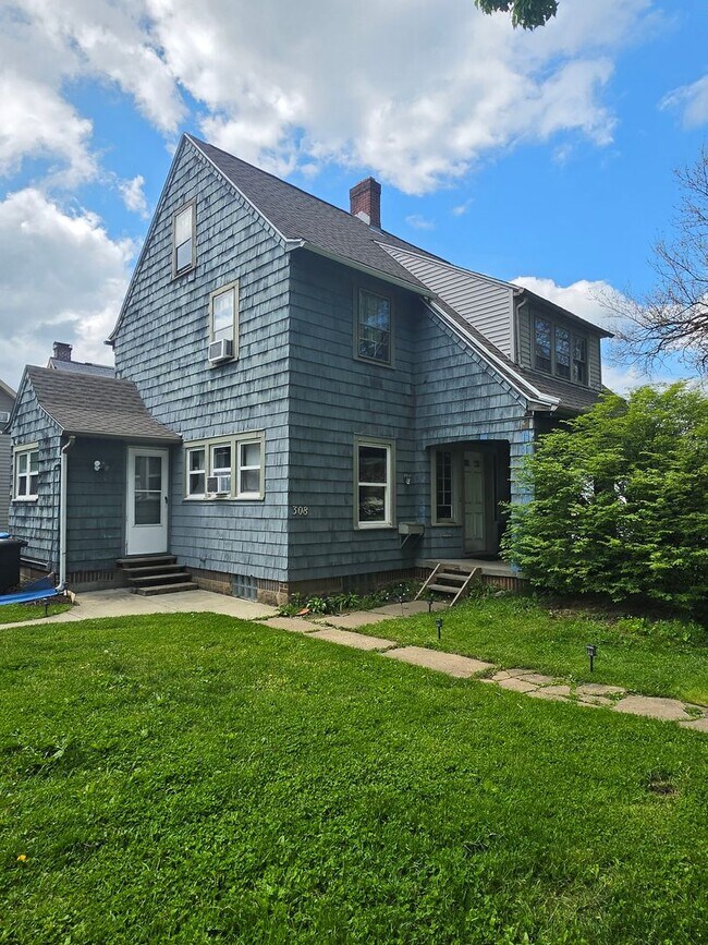 Building Photo - 308 S Willow St