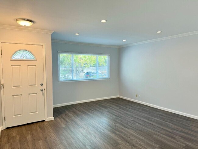 Foto del edificio - Beautifully updated single level home ready for move in near Larkey Park!