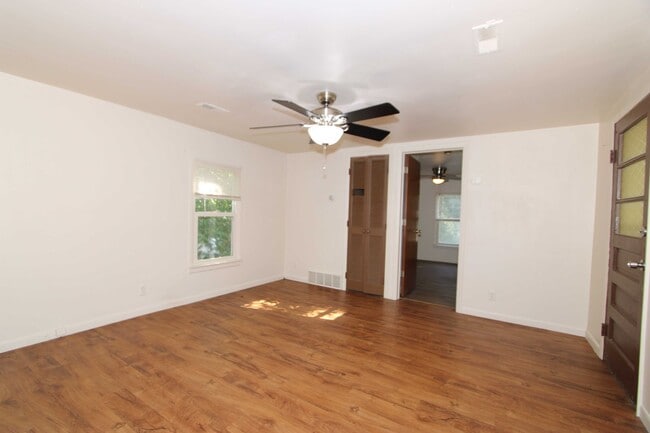 Building Photo - Charming 1 Bed 1 Bath Home