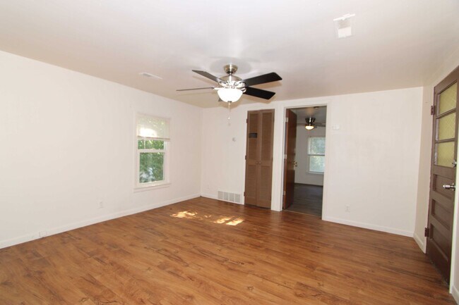 Foto del edificio - Charming 1 Bed 1 Bath Home