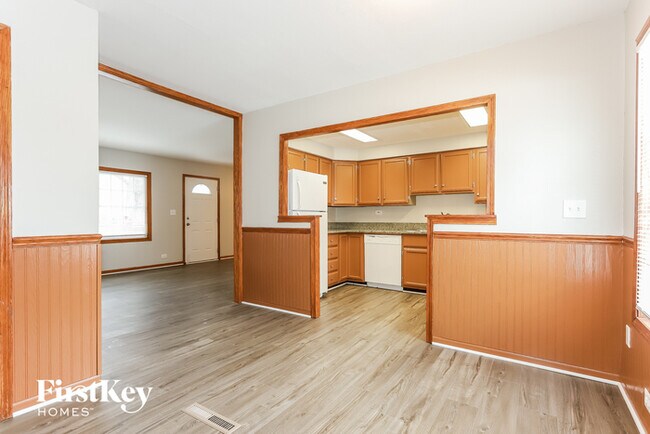 Building Photo - 814 Spruce Dr
