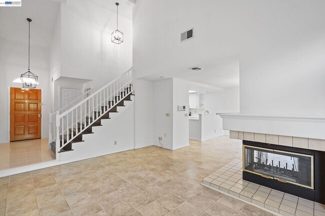 Building Photo - 493 S Clovercrest Ln