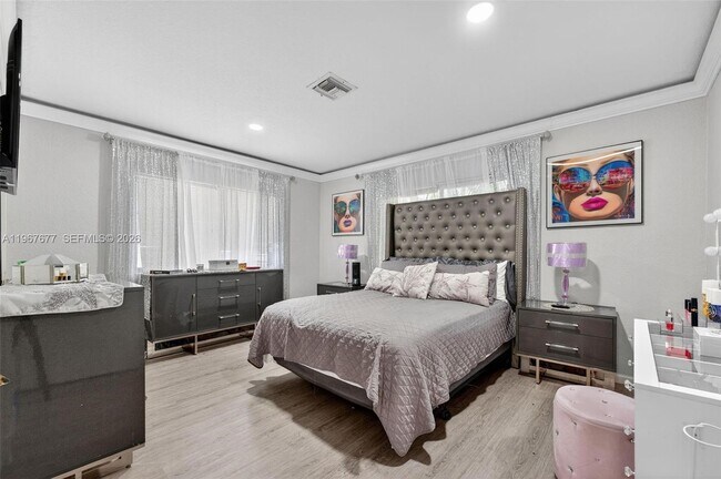 Foto del edificio - 317 S Riverside Dr