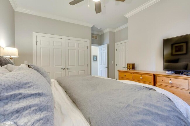 Building Photo - 1 br, 2 bath Condo - 3509 N Fremont St