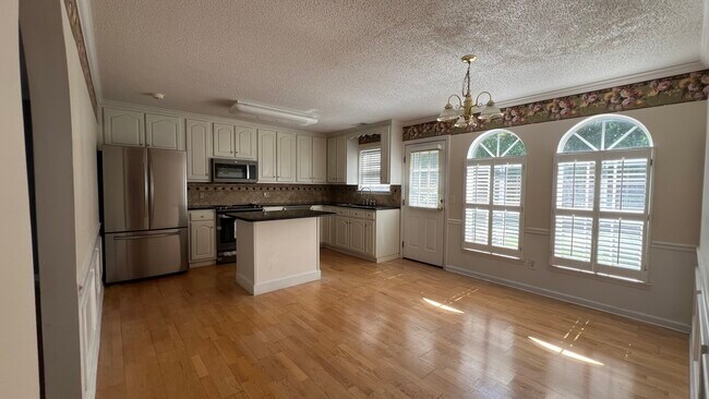 Building Photo - 1701 W Oak Dr