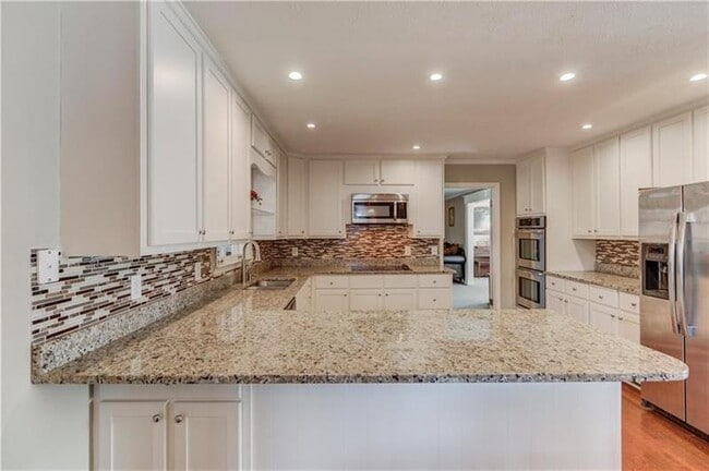Building Photo - 208 Pine Crest Dr