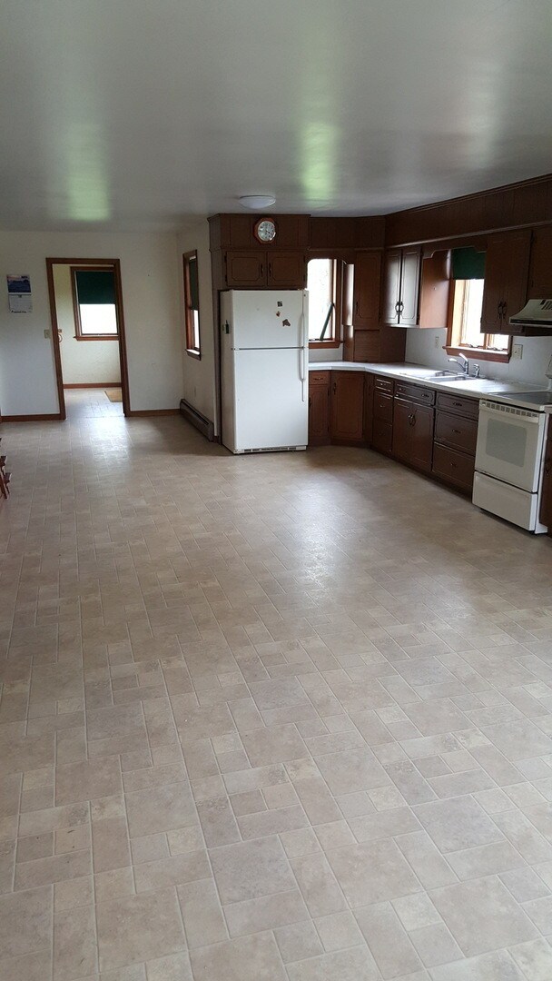 Building Photo - $1295 - 3 Bed, 1.5 Bath - East Earl