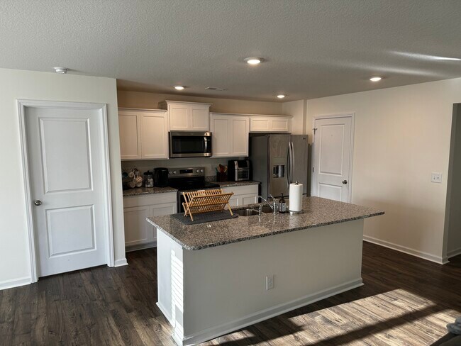 Building Photo - 7525 Cottontail St