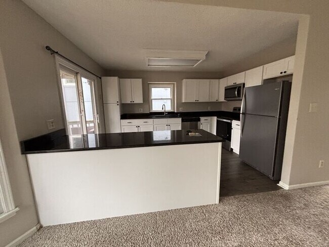 Foto del edificio - 3BR/2BA w/ Fenced Yard + Patio/Deck and 2-Car Garage in Olathe