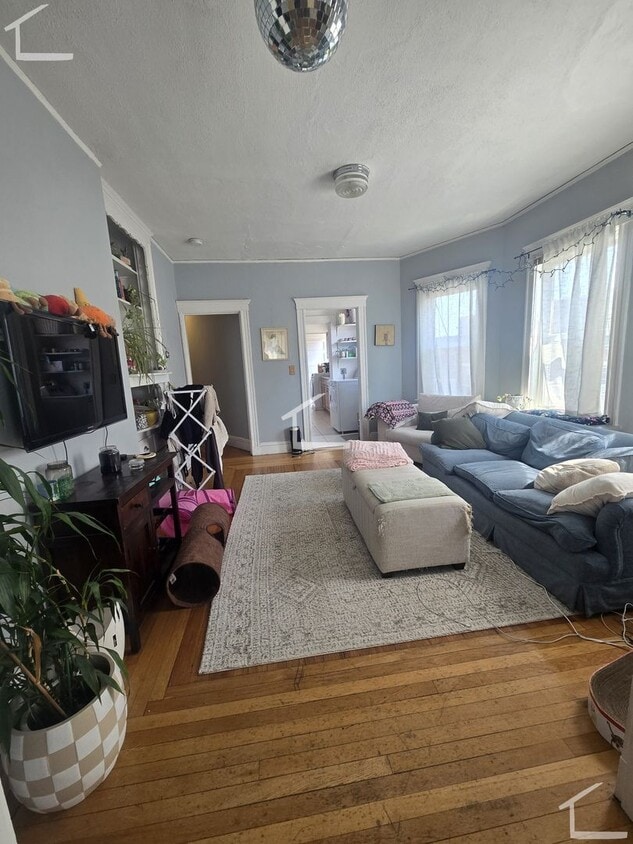 Huge 3 bed 1 bath in Brighton.... Sept 1st Move in!! - Huge 3 bed 1 bath in Brighton.... Sept 1st Move in!!