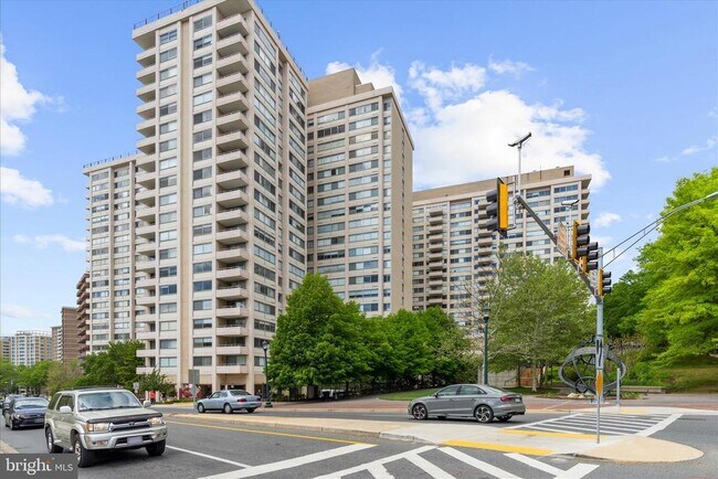Foto del edificio - 5500 Friendship Blvd
