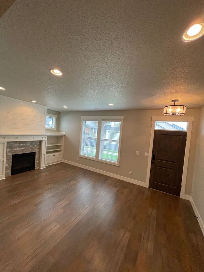 Building Photo - Beautiful Home with lots of upgrades