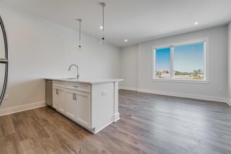 Building Photo - 658 Grand St