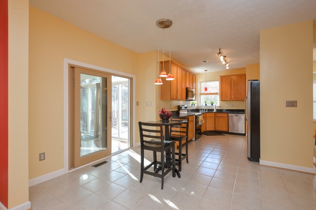 Foto del edificio - 8805 Sumner Grove Dr