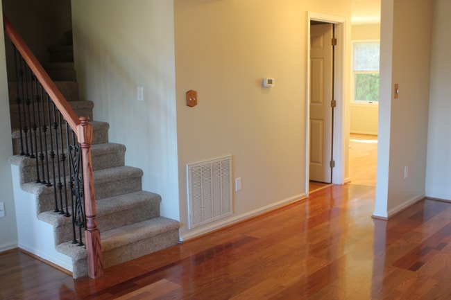 Sala de estar con vistas a las escaleras - 530 Kamran Dr