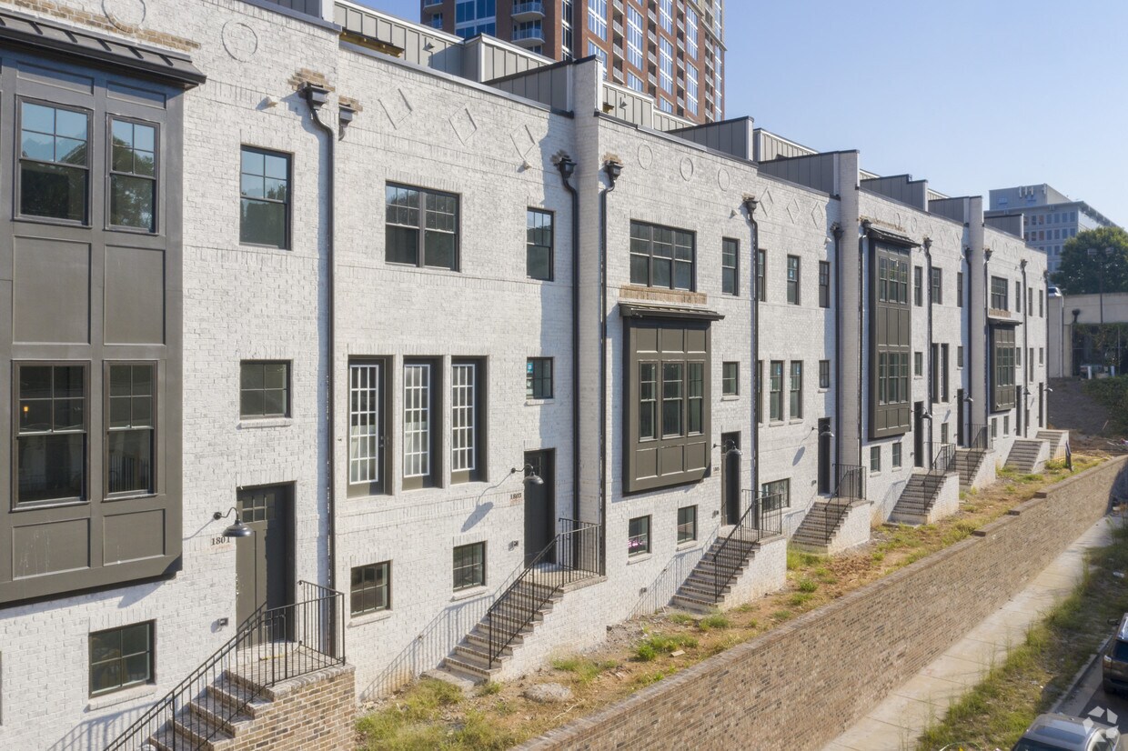 Building Photo - 28th at Brookwood