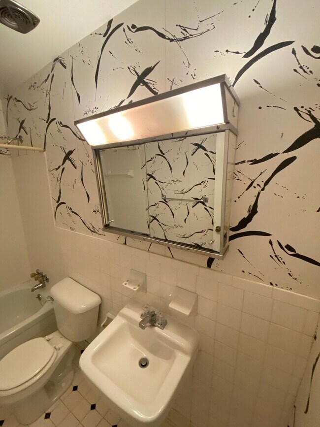 Foto del edificio - One Bedroom Apartment at Arlington Court