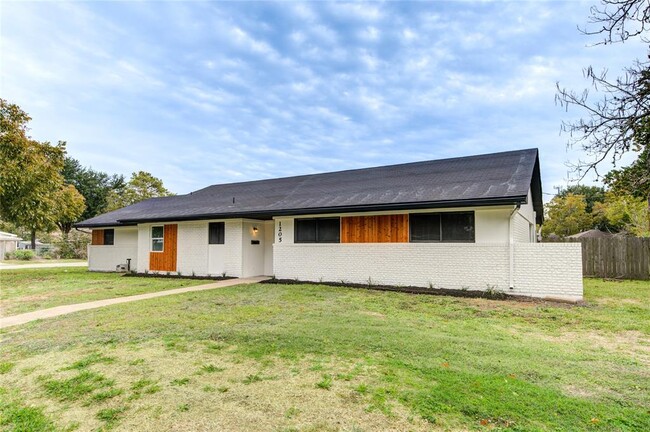 Foto del edificio - 1205 Inwood Dr