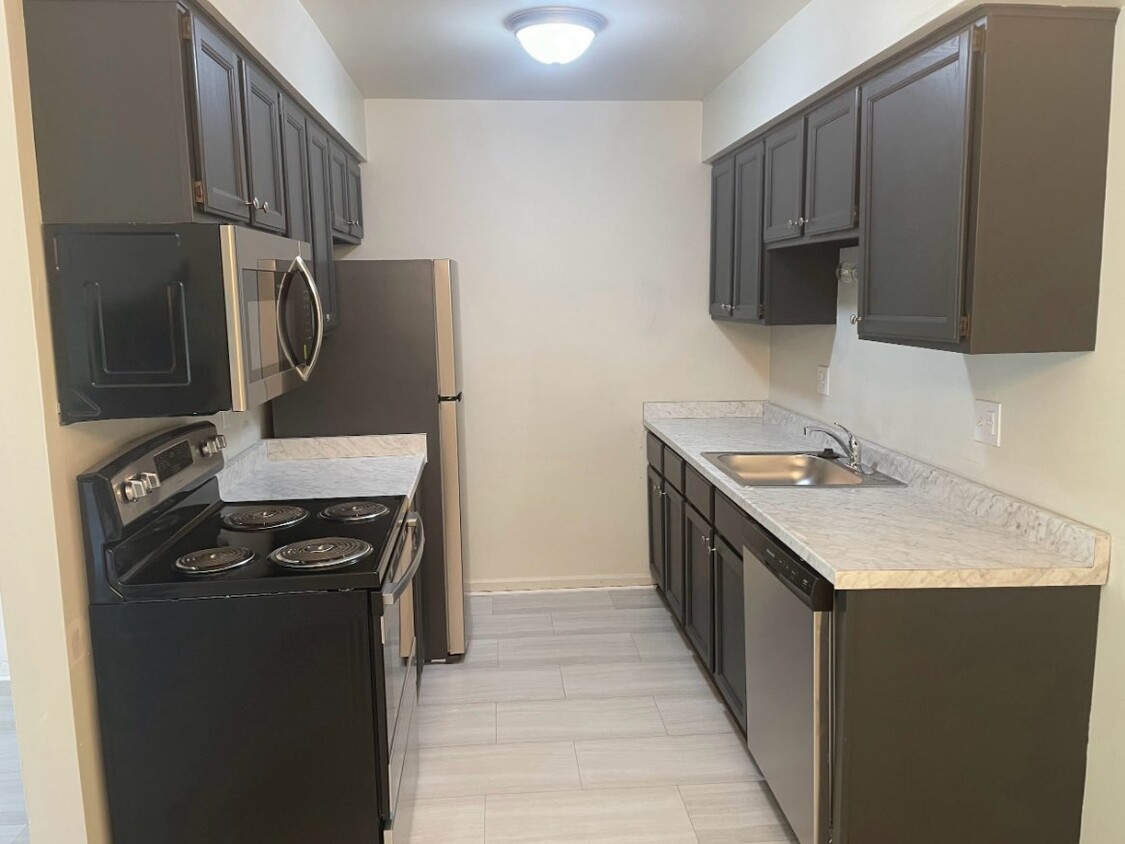 2BR, 1BA - 900SF - Premium Upgraded Stainless Steel Kitchen - Bradford Square