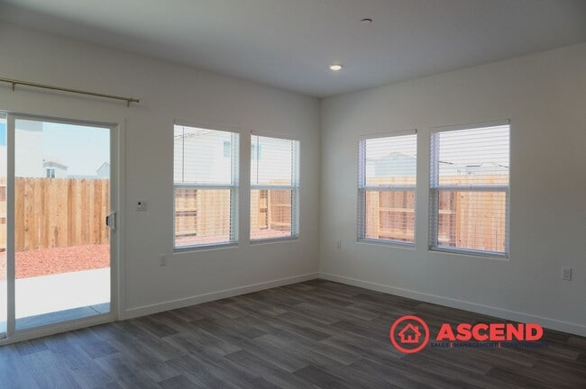 Building Photo - Spacious 4 Bed/2 Bath Brand New Build! in Bakersfield's Desirable 93311 Area — Solar, Garage & Fu...