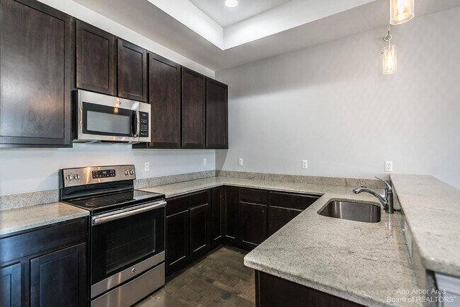 Foto del edificio - 5535 Arbor Chase Dr