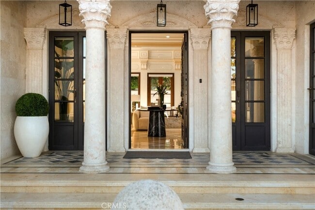Building Photo - 2027 Santiago Dr